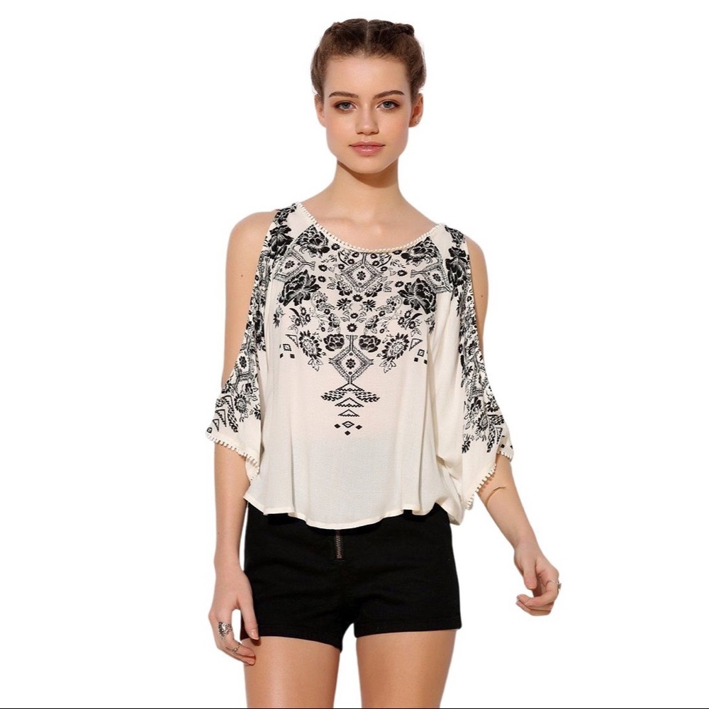 Ecote Mila Cold Shoulder Top 
Urban Outfitters